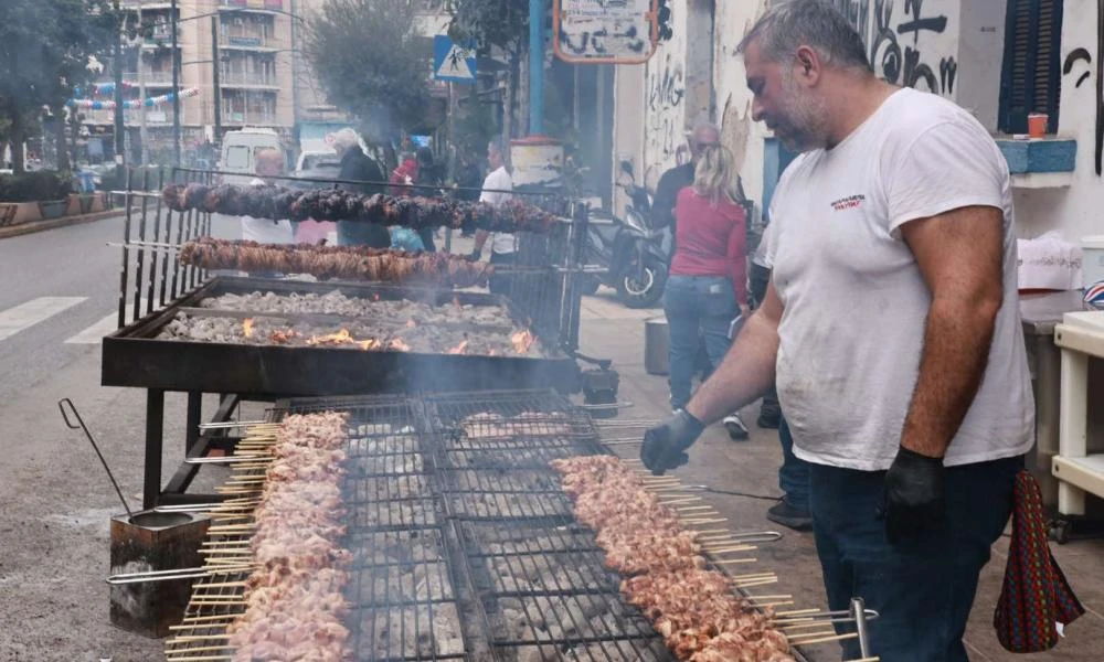 Βγήκαν ψησταριές στους δρόμους της Καισαριανής για τον εορτασμό της Τσικνοπέμπτης (βίντεο)